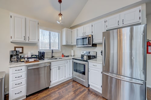 Poconos Hideaway - Close to skiing and water parks. Perfect for families.