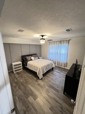 3 chambres, coffres-forts dans les chambres, bureau