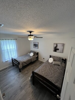 3 bedrooms, in-room safe, desk, iron/ironing board