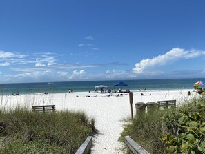 Beach nearby, sun-loungers, beach towels - 2 Bedroom Golf Course View, Near the Beach! (St. Petersburg)