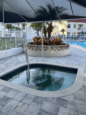 Alberca al aire libre y alberca climatizada