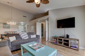 TV - 2 Bedroom Golf Course View, Near the Beach! (St. Petersburg)