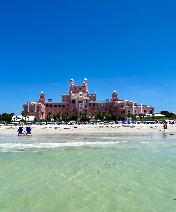 Playa en los alrededores, camastros y toallas de playa