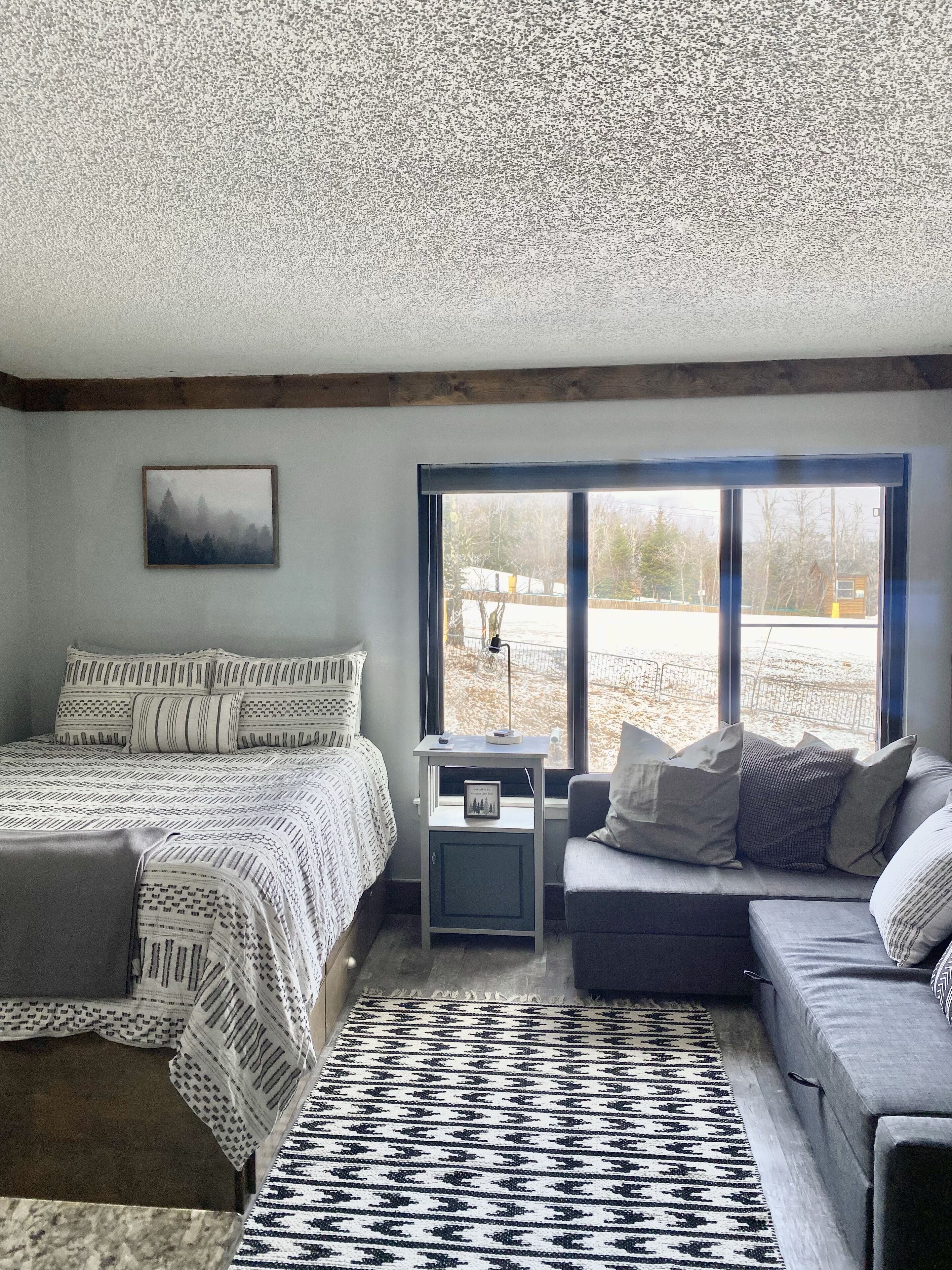 2216 Ski In/ Ski Out - Slope Side Condo