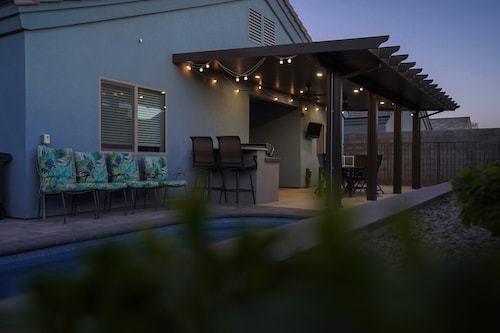 3-BedRm Pool House w/ Coffee Bar & 5 Total Beds