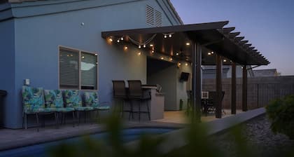 3-BedRm Pool House w/ Coffee Bar & 5 Total Beds