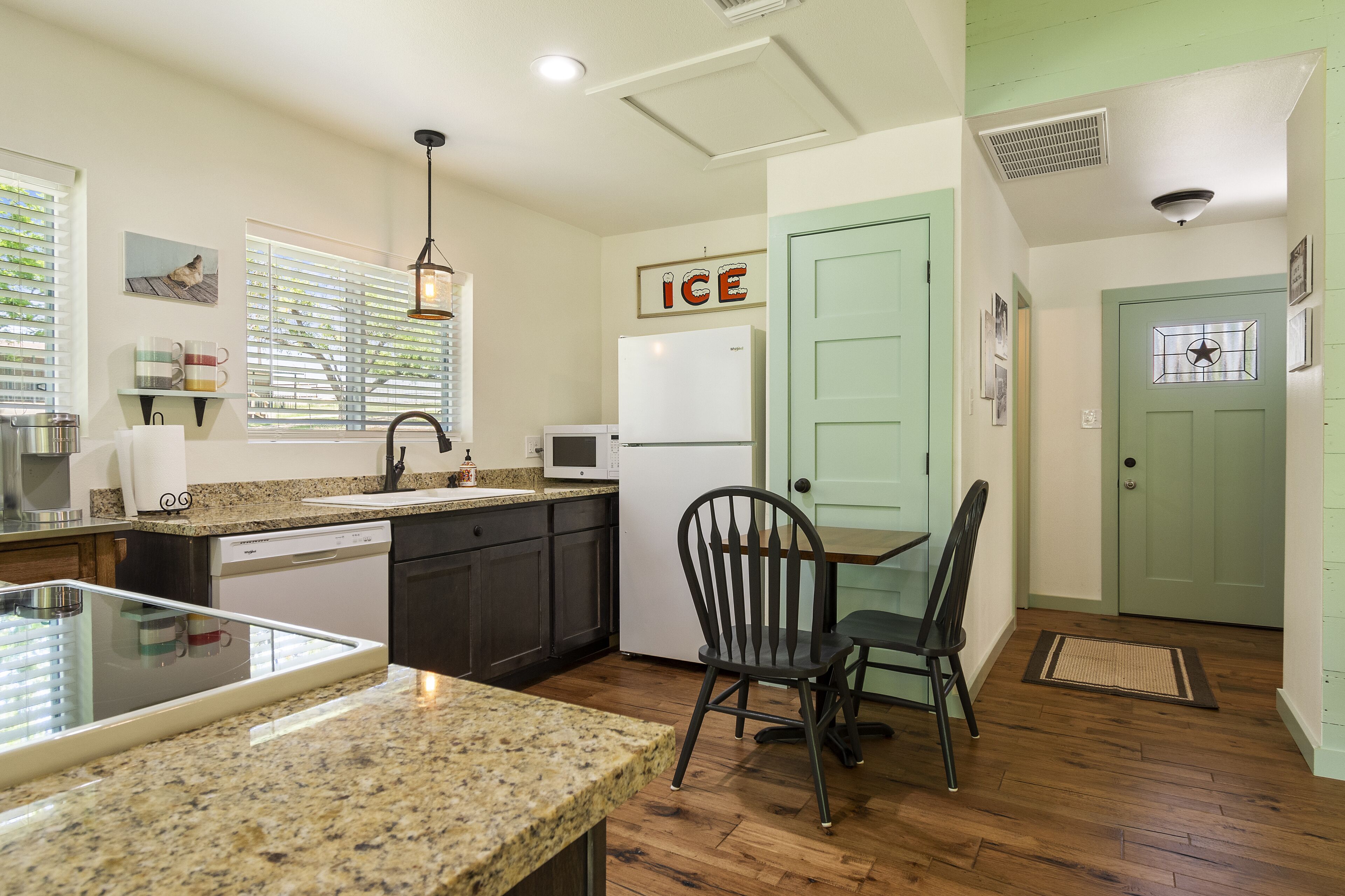 Romantic Cabin for Two! 12 miles to Schlitterbahn/New Braunfels, Gruene Texas.