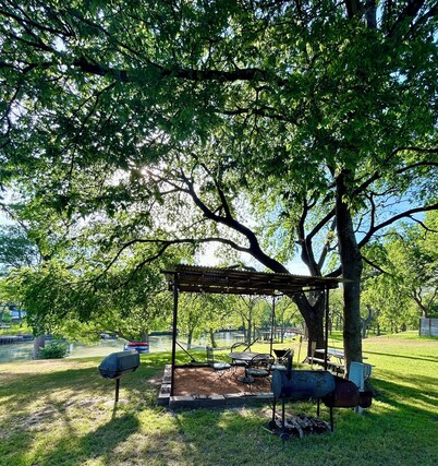Romantic Cabin for Two! 12 miles to Schlitterbahn/New Braunfels, Gruene Texas.