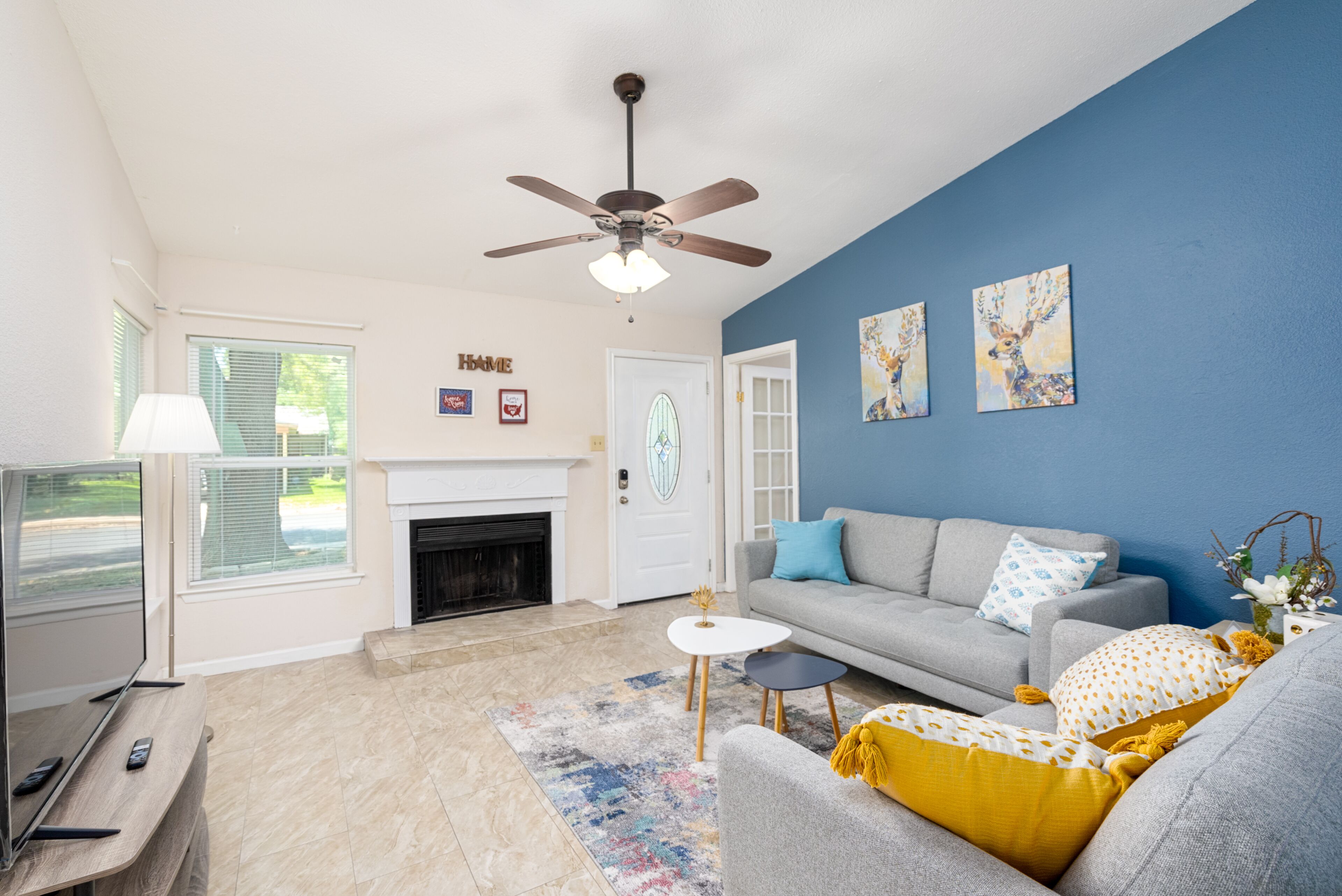 スマートテレビ、暖炉、テーブルサッカー台、卓球台