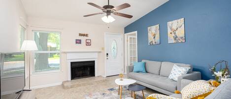 スマートテレビ、暖炉、テーブルサッカー台、卓球台