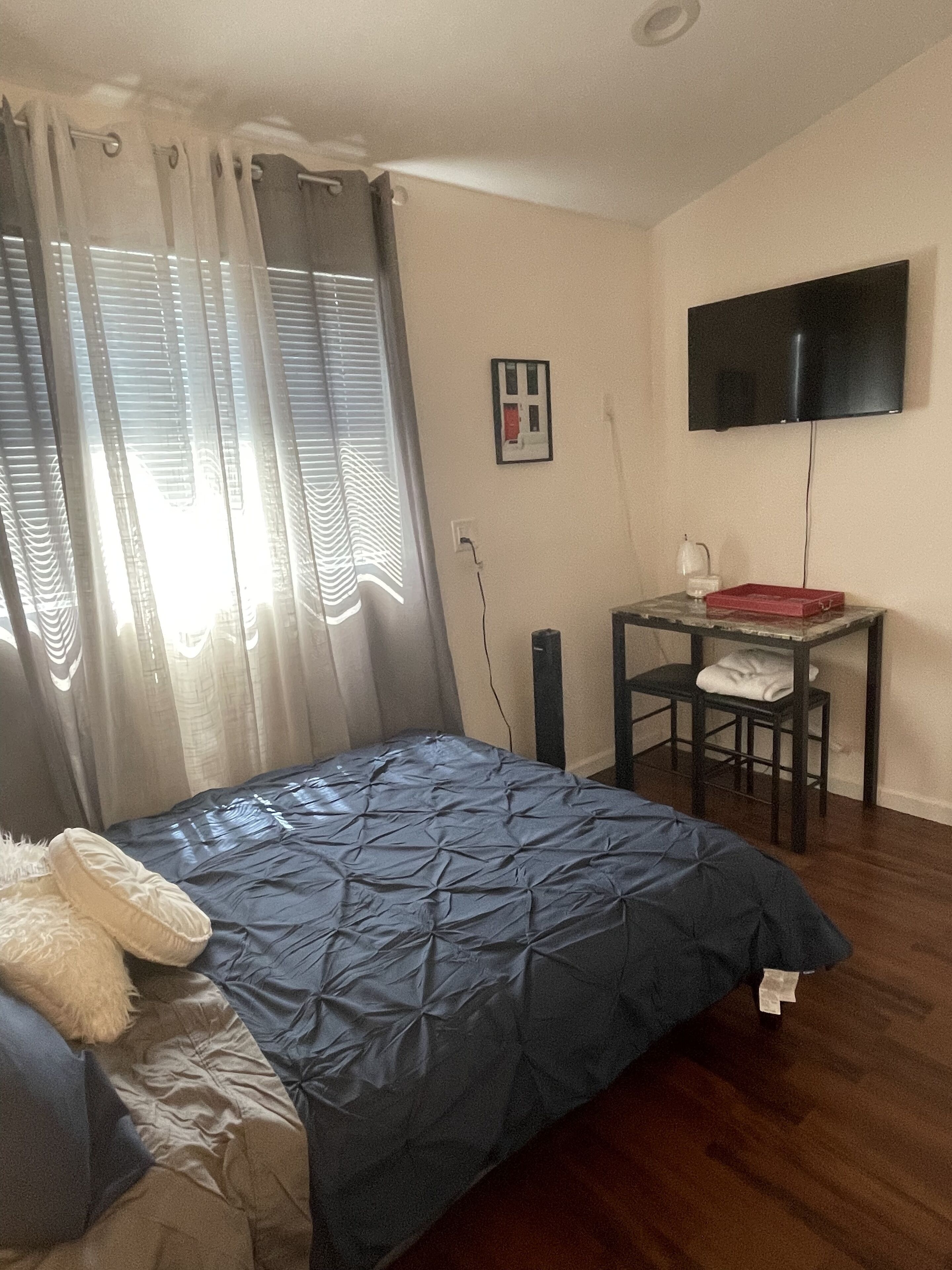 Beautiful cozy modern 1 bedroom near everything!