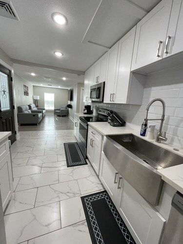 Adorable 2 bedroom guest house! Minutes from downtown