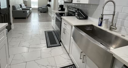 Adorable 2 bedroom guest house! Minutes from downtown