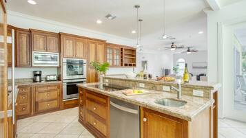 KĂŒhlschrank, Ofen, Herdplatte, GeschirrspĂŒler