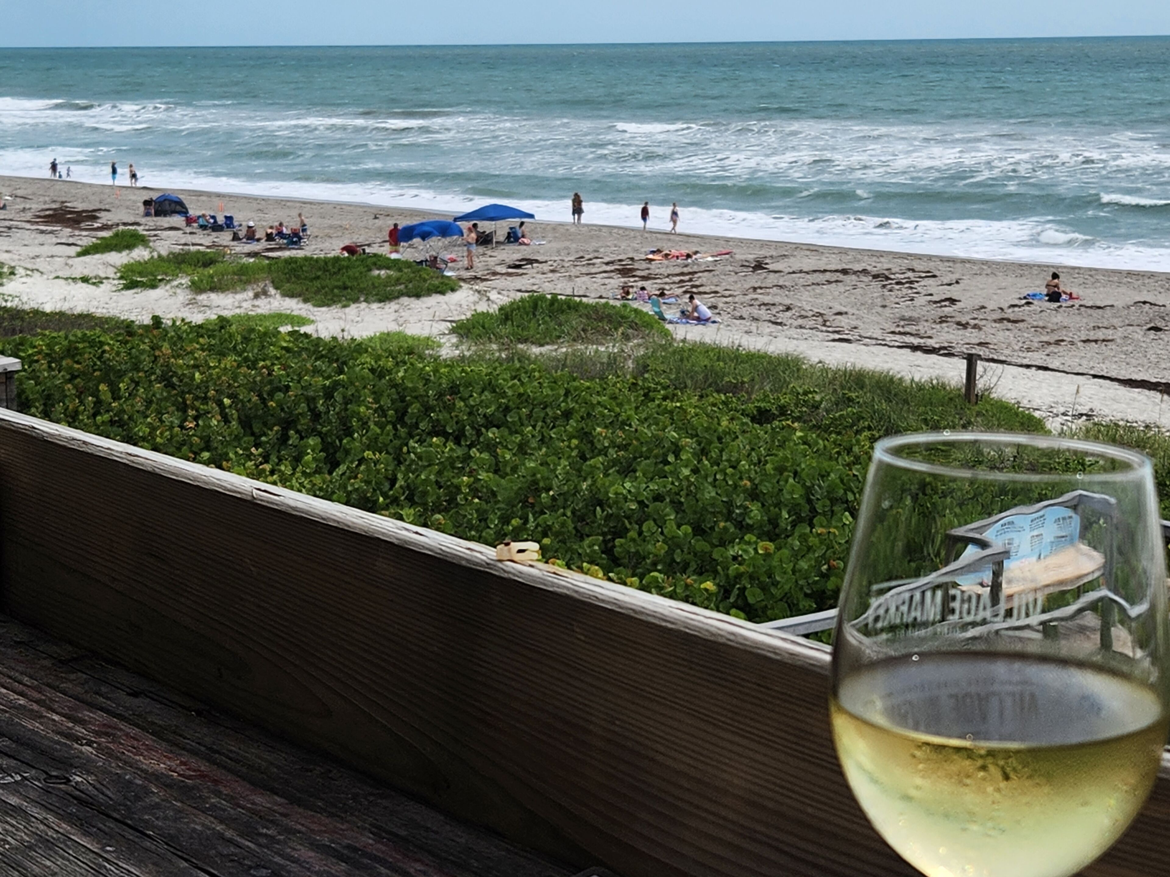 Plage à proximité, chaises longues, serviettes de plage