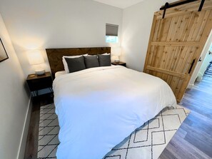 2 bedrooms, WiFi, bed sheets - EV Charger, Pool / Hot Tub / Gym, 2 Bed / 2 Bath, Sleeps 6 (Whitefish)