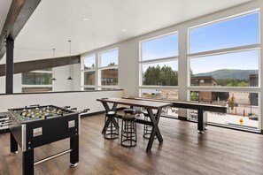 Game room - EV Charger | Amazing Views | Pool & Hot Tub (Whitefish)
