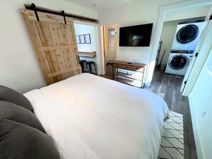 2 bedrooms, iron/ironing board, WiFi, bed sheets - EV Charger | Amazing Views | Pool & Hot Tub (Whitefish)