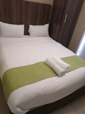 3 habitaciones, escritorio, tabla de planchar con plancha y wifi gratis 