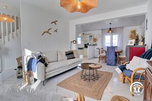 Fernseher, Kamin, Bücher