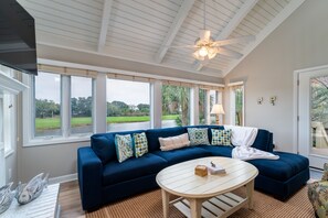 TV, fireplace - 2 BDR + Loft Cottage w/ Golf Views! Close to Beach, Neighborhood Pool! Amenity Cards! (Seabrook Island)