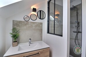Douche, sèche-cheveux