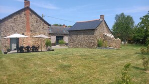 Exterior - La Maison aux Portes des Ecluses (HEDE BAZOUGES)