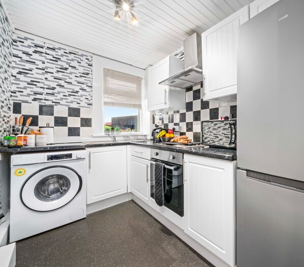 Refrigerador, microondas, horno y cafetera y tetera 