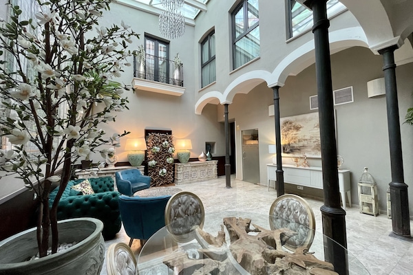 45-Zoll-Flachbildfernseher mit Satellitenempfang, Fernseher