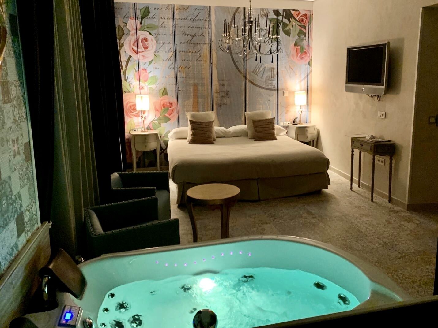 Minibar, caja de seguridad en la habitación, wifi gratis y ropa de cama 