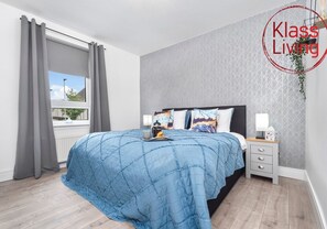 2 bedrooms, iron/ironing board, travel cot, free WiFi - Modern 2 bedroom apartment with parking and wifi. (Uddingston)