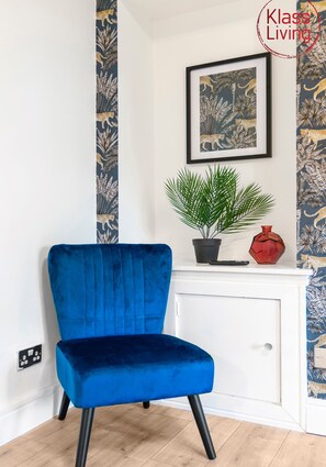 Interior - Modern 2 bedroom apartment with parking and wifi. (Uddingston)