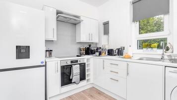 Fridge, microwave, oven, coffee/tea maker