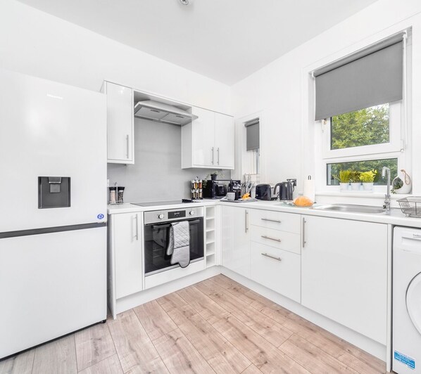 Fridge, microwave, oven, coffee/tea maker