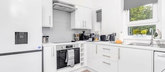 Modern 2 bedroom apartment with parking and wifi.