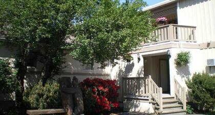 Campbell River Lodge by Riverside