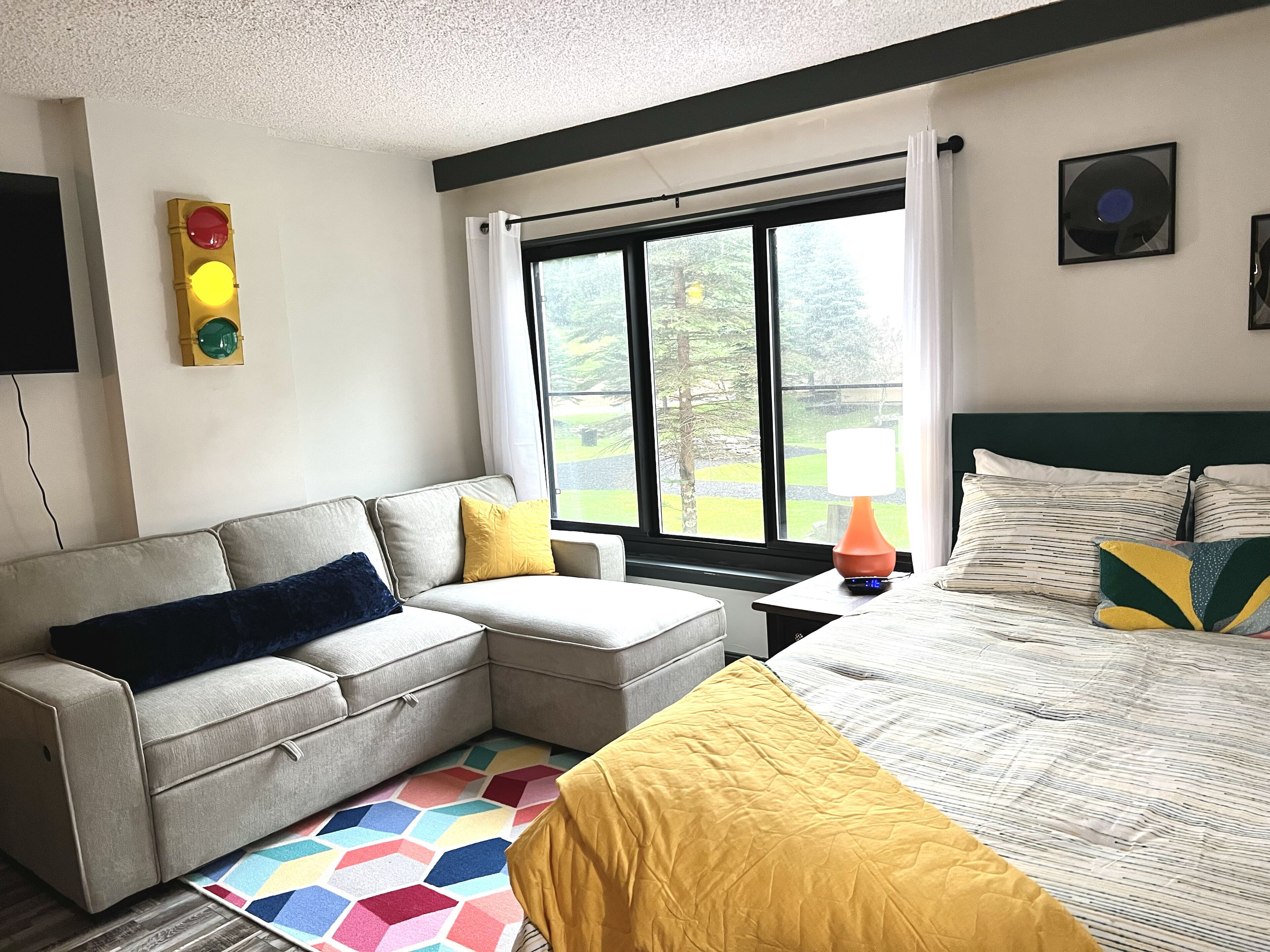 1112 Ski In/ Ski Out Condo - The Retro Roost