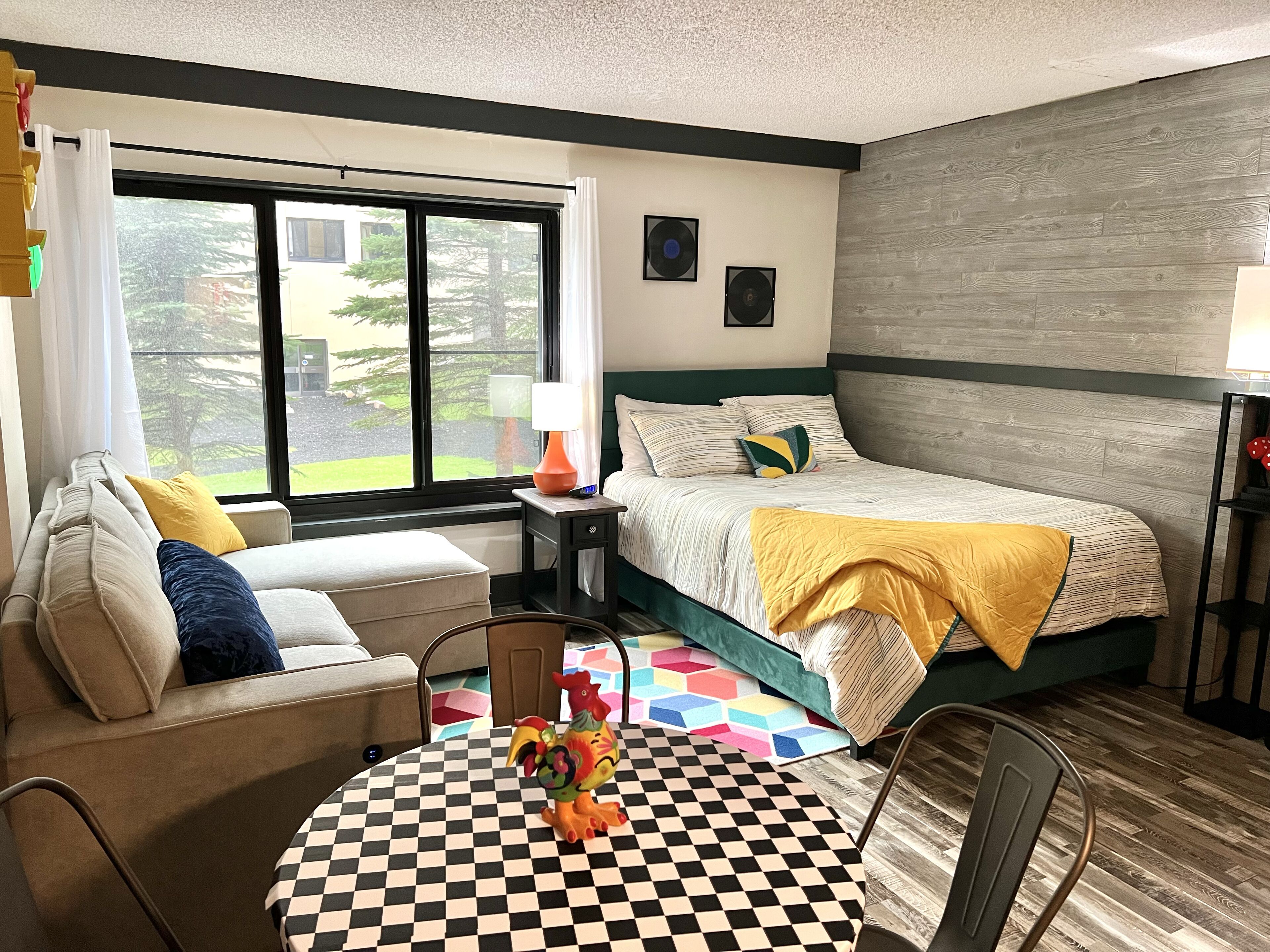 1112 Ski In/ Ski Out Condo - The Retro Roost