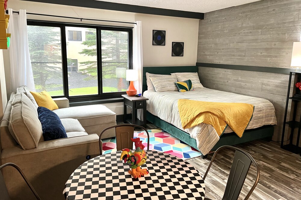 1112 Ski In/ Ski Out Condo - The Retro Roost