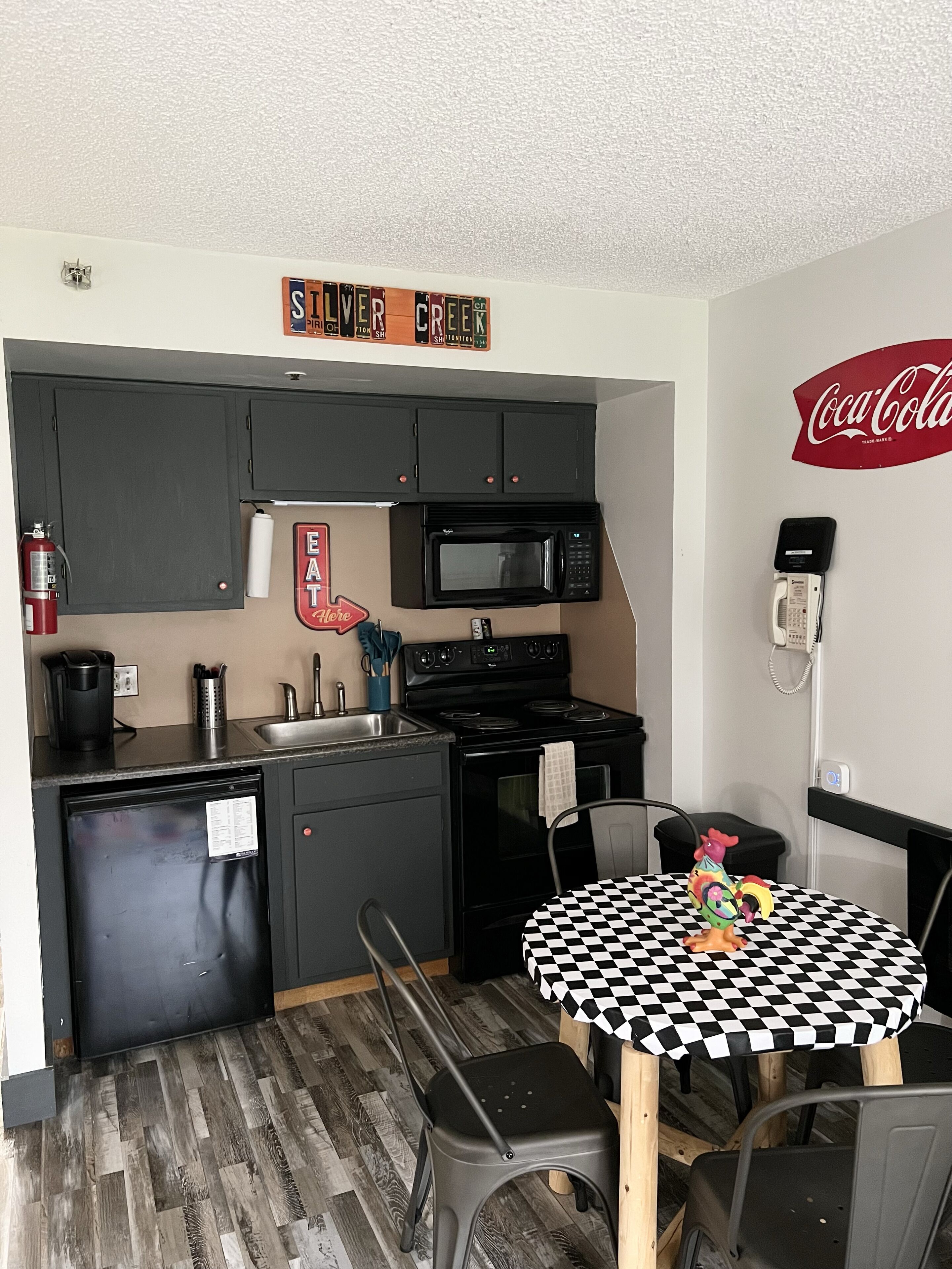 1112 Ski In/ Ski Out Condo - The Retro Roost