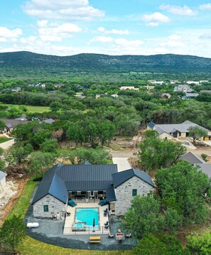 A large house with a swimming pool, surrounded by trees and hills. - Pool Spa Golf Golden Tee Sleeps 25 (Concan)