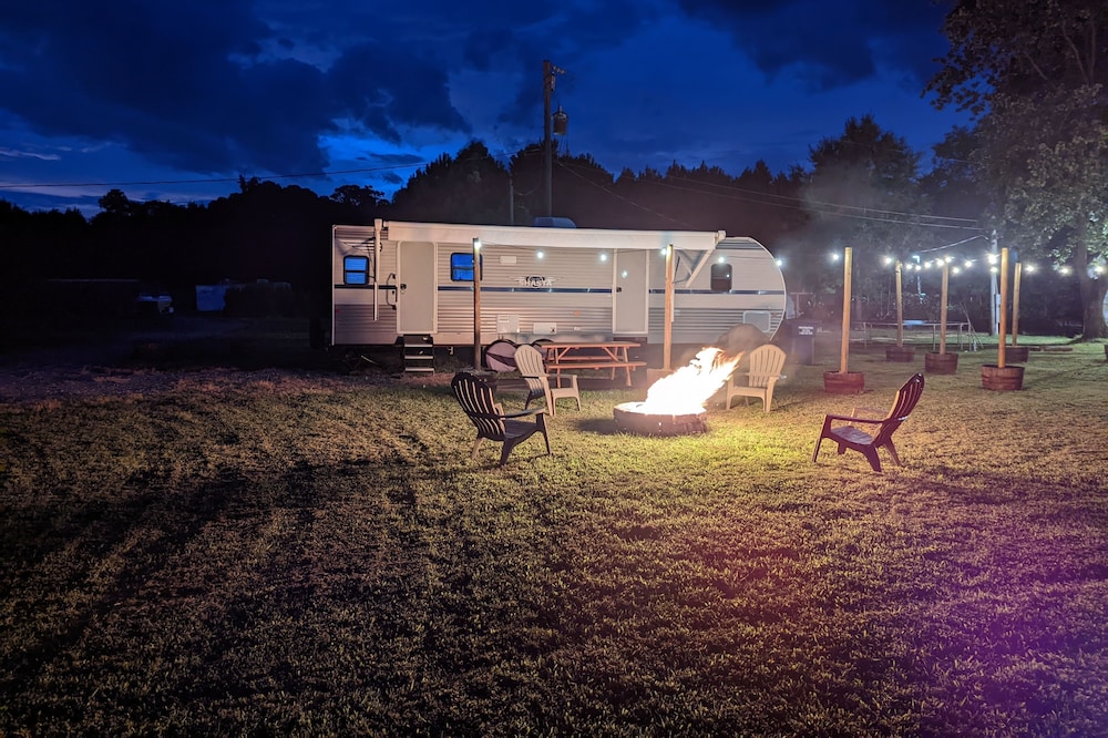 Relaxing 1 bedroom 2019 Camper beside the Seven River