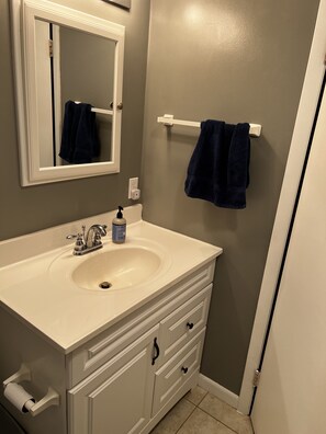 Combined shower/bathtub, hair dryer, towels, soap