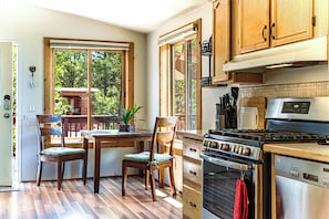 Fridge, microwave, oven, stovetop - Serene retreat secluded in the hills, private trails straight from the backyard. (Sedona)