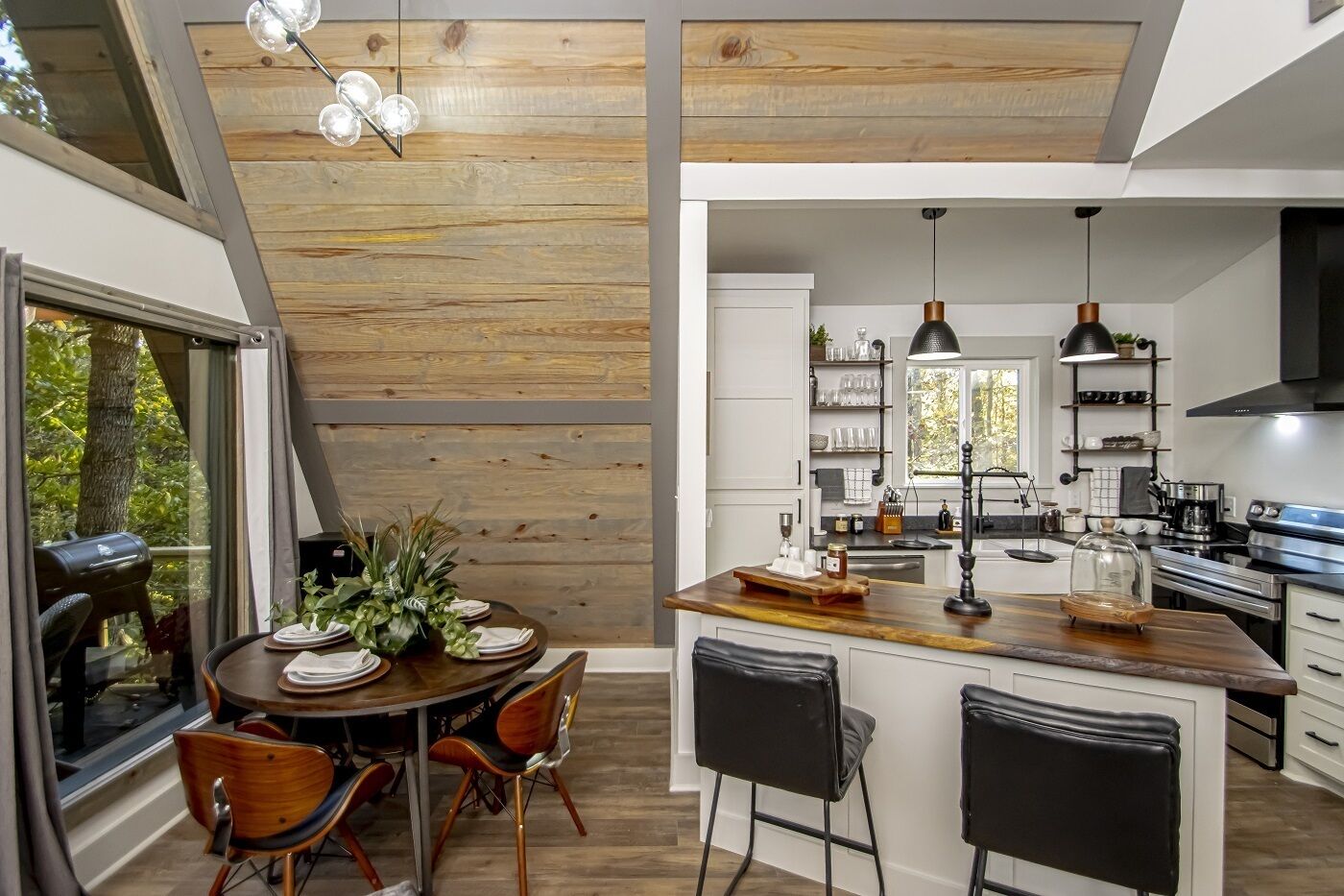 The Bridge House Rock Hot Tub Buffalo River