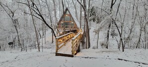 A wooden cabin with a balcony, surrounded by a snowy forest. - The Bridge House Rock Hot Tub Buffalo River (Saint Joe)