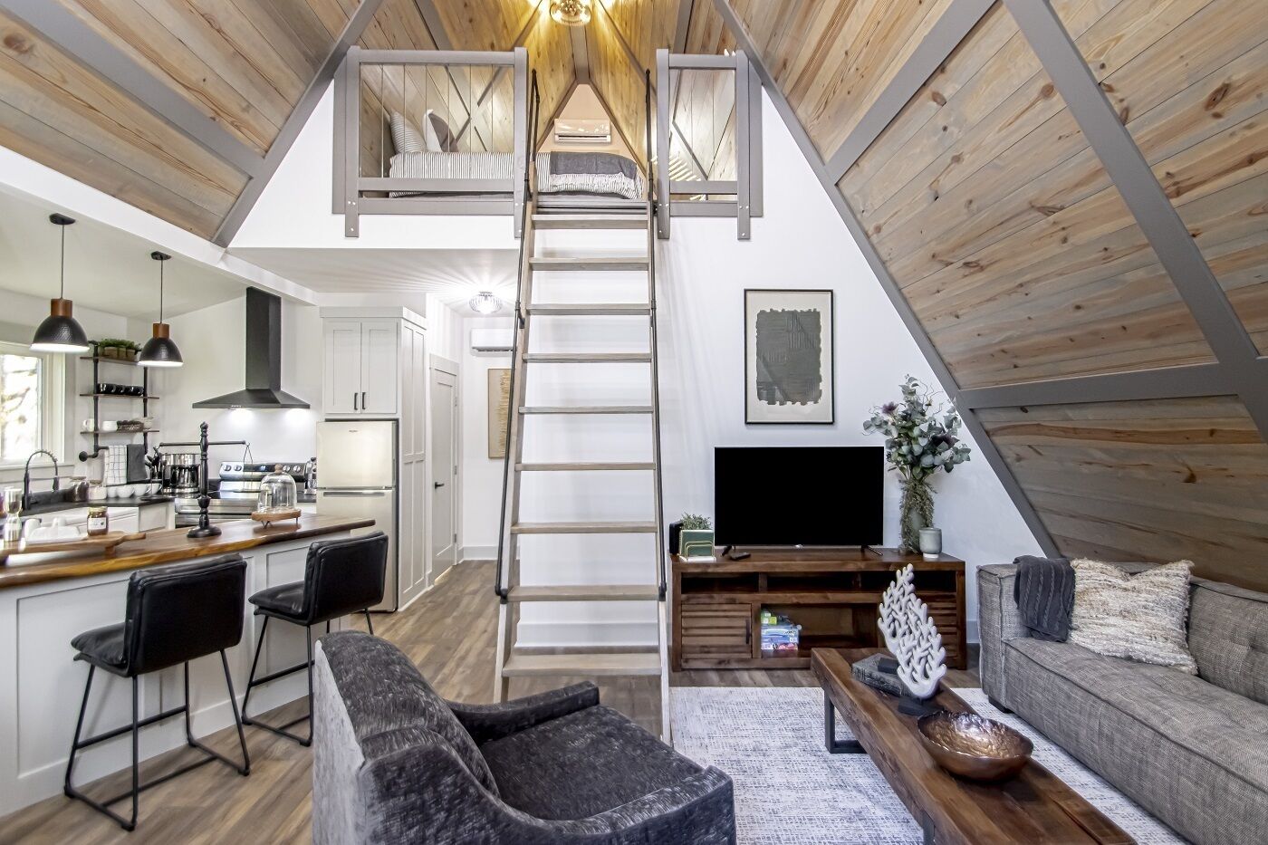 The Bridge House Rock Hot Tub Buffalo River