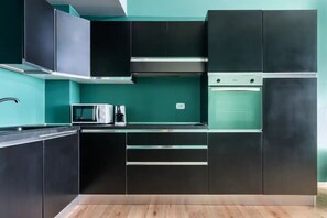 Frigorifero, microonde, forno, piano cottura