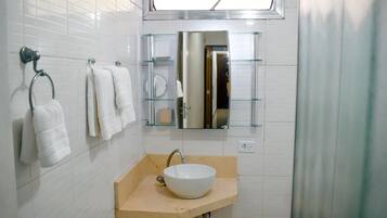 Secador de cabelo, toalhas de banho, sabonete, papel higiênico