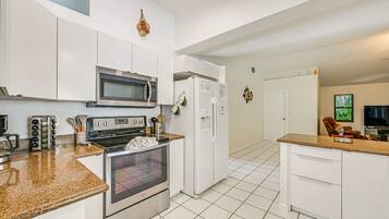 Køleskab, mikrobølgeovn, kogeplade, opvaskemaskine